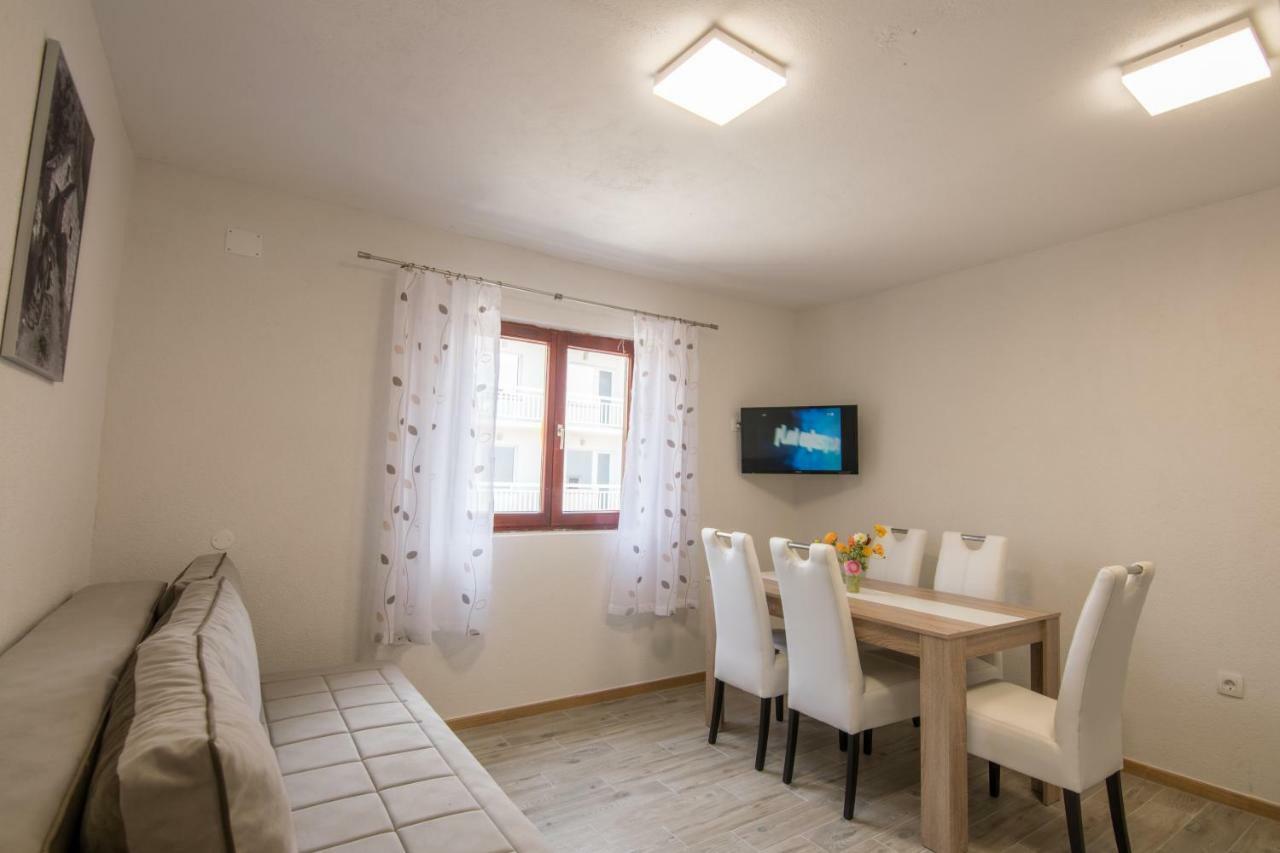 Apartments Family Roso Promajna Exterior photo