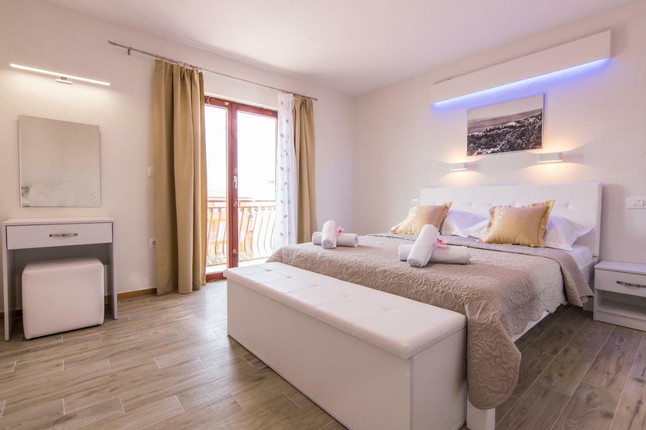 Apartments Family Roso Promajna Exterior photo